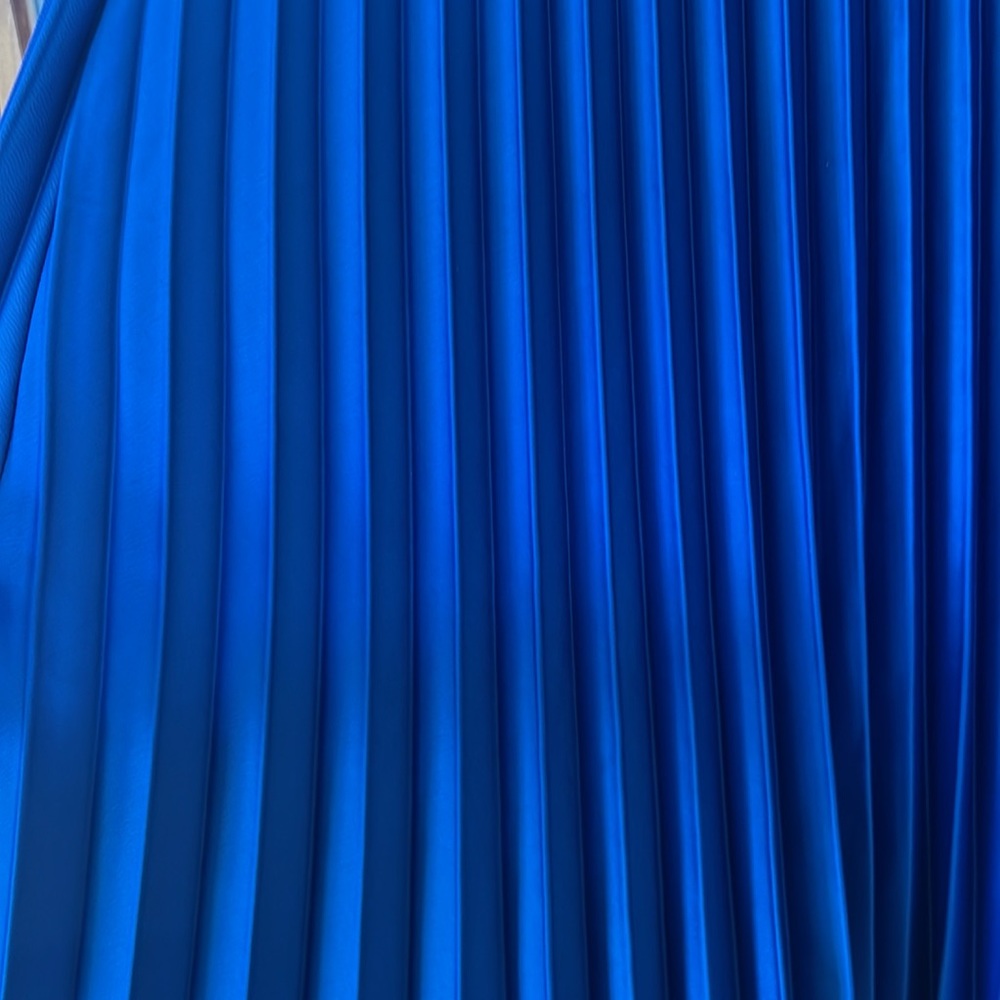 Blue pleated skirt with elastic waist